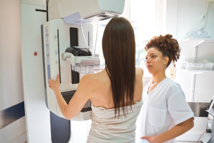 A compressão na mamografia é essencial para a qualidade da imagem e, segundo Vinicius Tadeu Sattin Rodrigues, influencia diretamente na precisão do diagnóstico