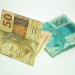 Close-up de cédulas brasileiras de 50 e 100 reais.
