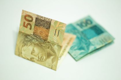 Close-up de cédulas brasileiras de 50 e 100 reais.